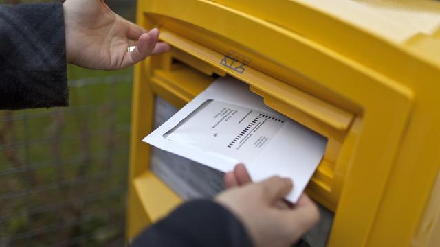 Un député jurassien veut sécuriser davantage le vote par correspondance (image d'illustration). [Keystone - Gaetan Bally]