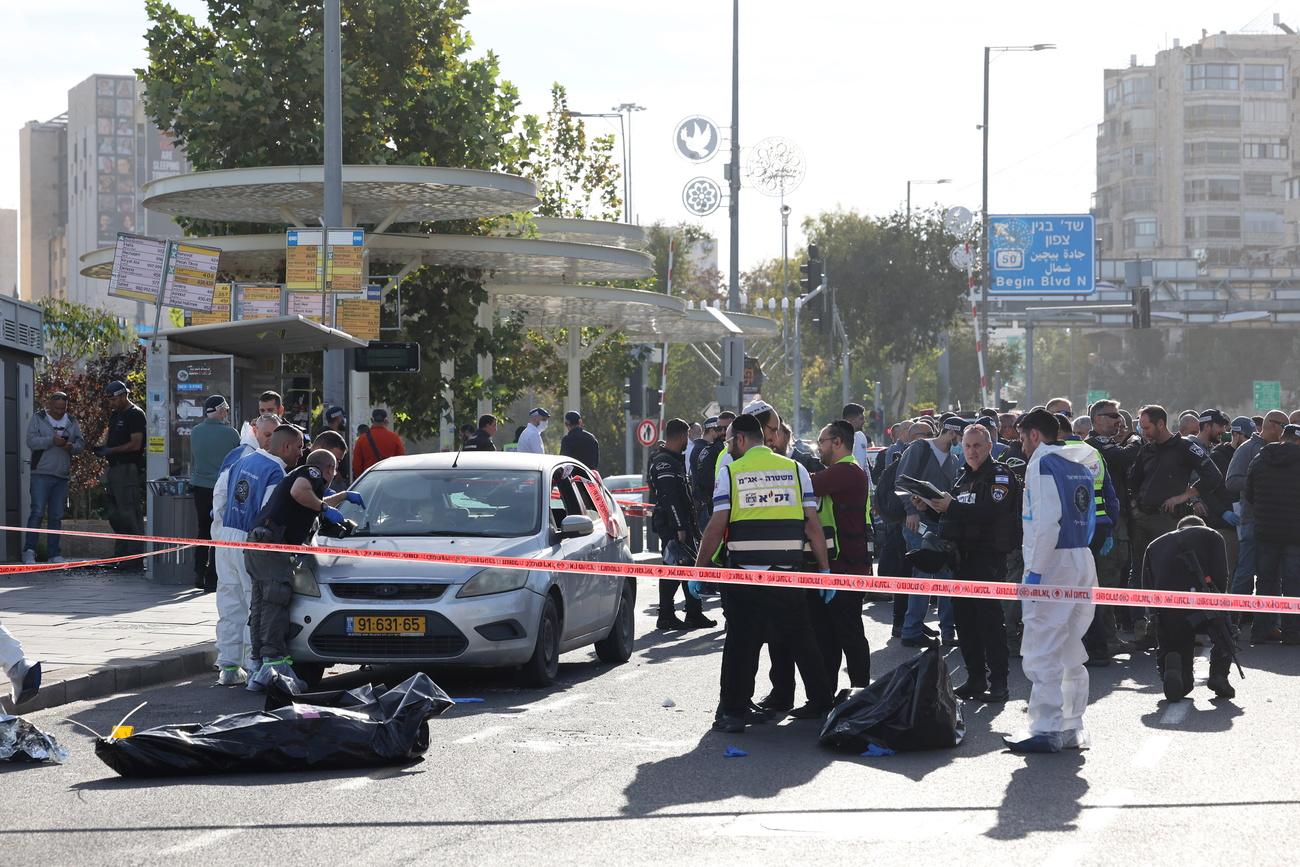 Des officiels sécurisent la zone d'un attentat à l'entrée de Jérusalem, le 30 novembre 2023. [Keystone - EPA/ABIR SULTAN]