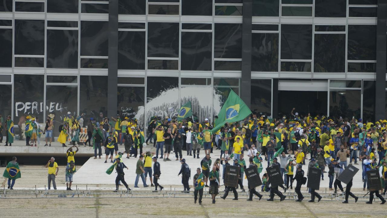 Après les émeutes de Brasilia, près d'un tiers des 1400 détenus ont été remis en liberté provisoire. [Keystone/AP - Eraldo Peres]