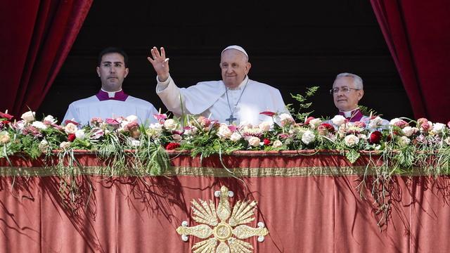 Au Vatican, le Pape François adresse son message de Noël depuis la loge centrale de la basilique Saint Pierre. [EPA/Keystone - FABIO FRUSTACI]