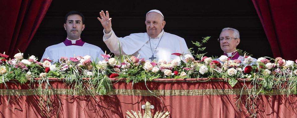 Au Vatican, le Pape François adresse son message de Noël depuis la loge centrale de la basilique Saint Pierre. [EPA/Keystone - FABIO FRUSTACI]