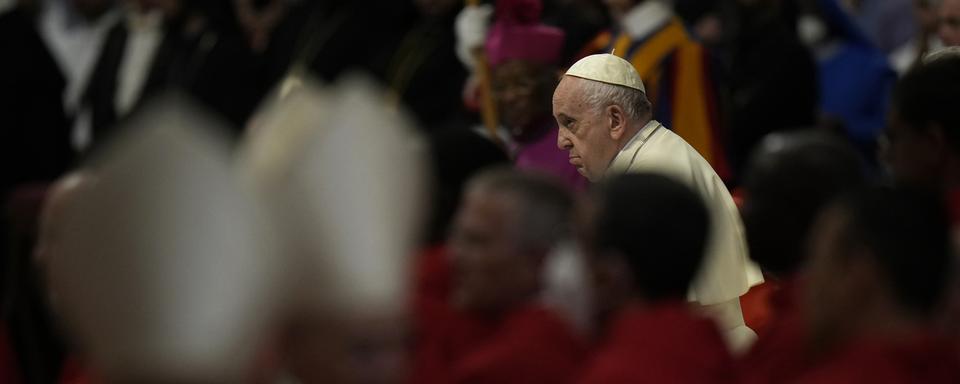 Le pape François entourés de cardinaux catholiques. [Keystone/AP Photo - Alessandra Tarantino]