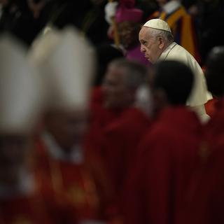 Le pape François entourés de cardinaux catholiques. [Keystone/AP Photo - Alessandra Tarantino]