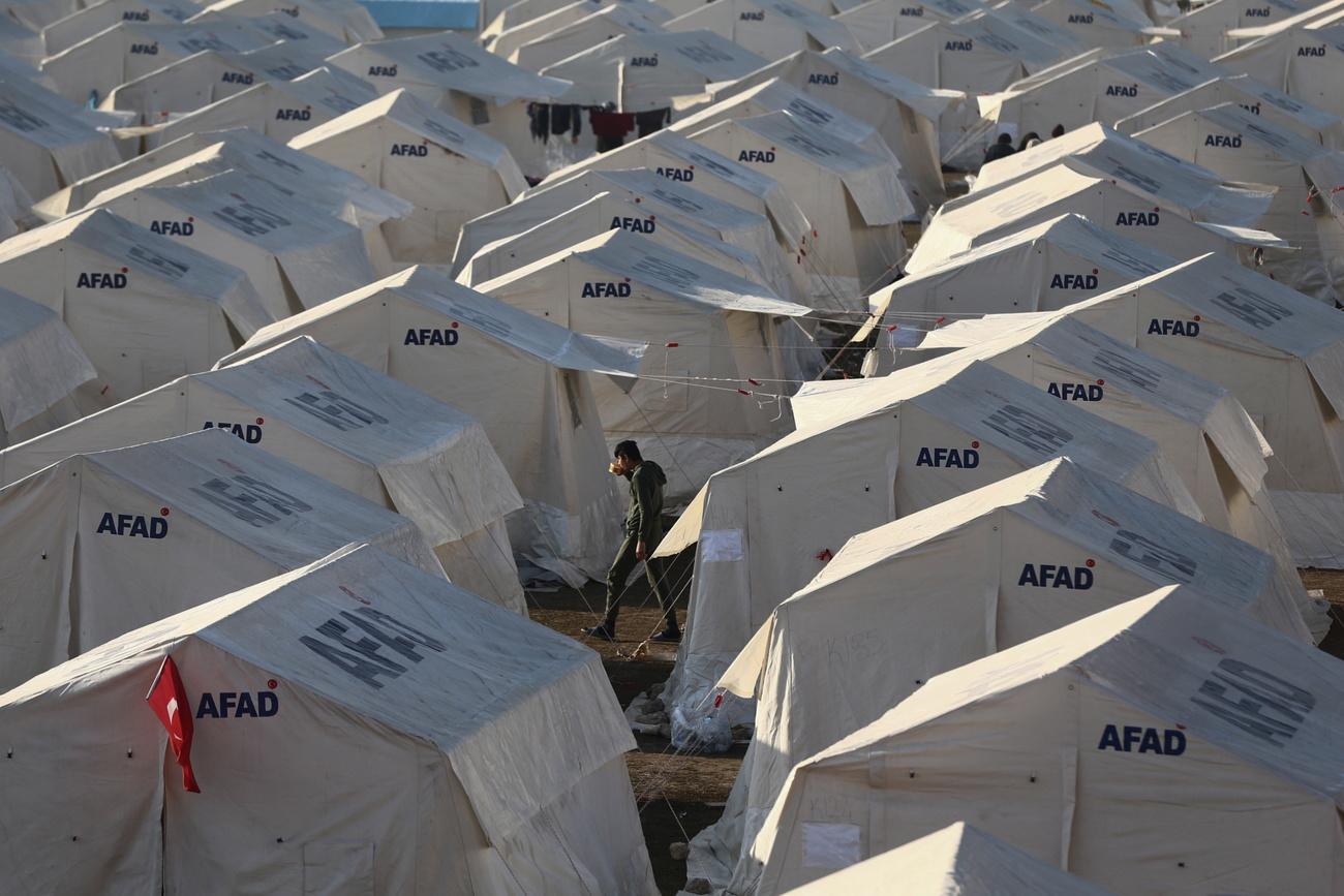 Plus de 206'000 tentes ont été dressées dans dix provinces pour accueillir les sans-abris en Turquie. [Keystone - EPA/Tolga Bozoglu]