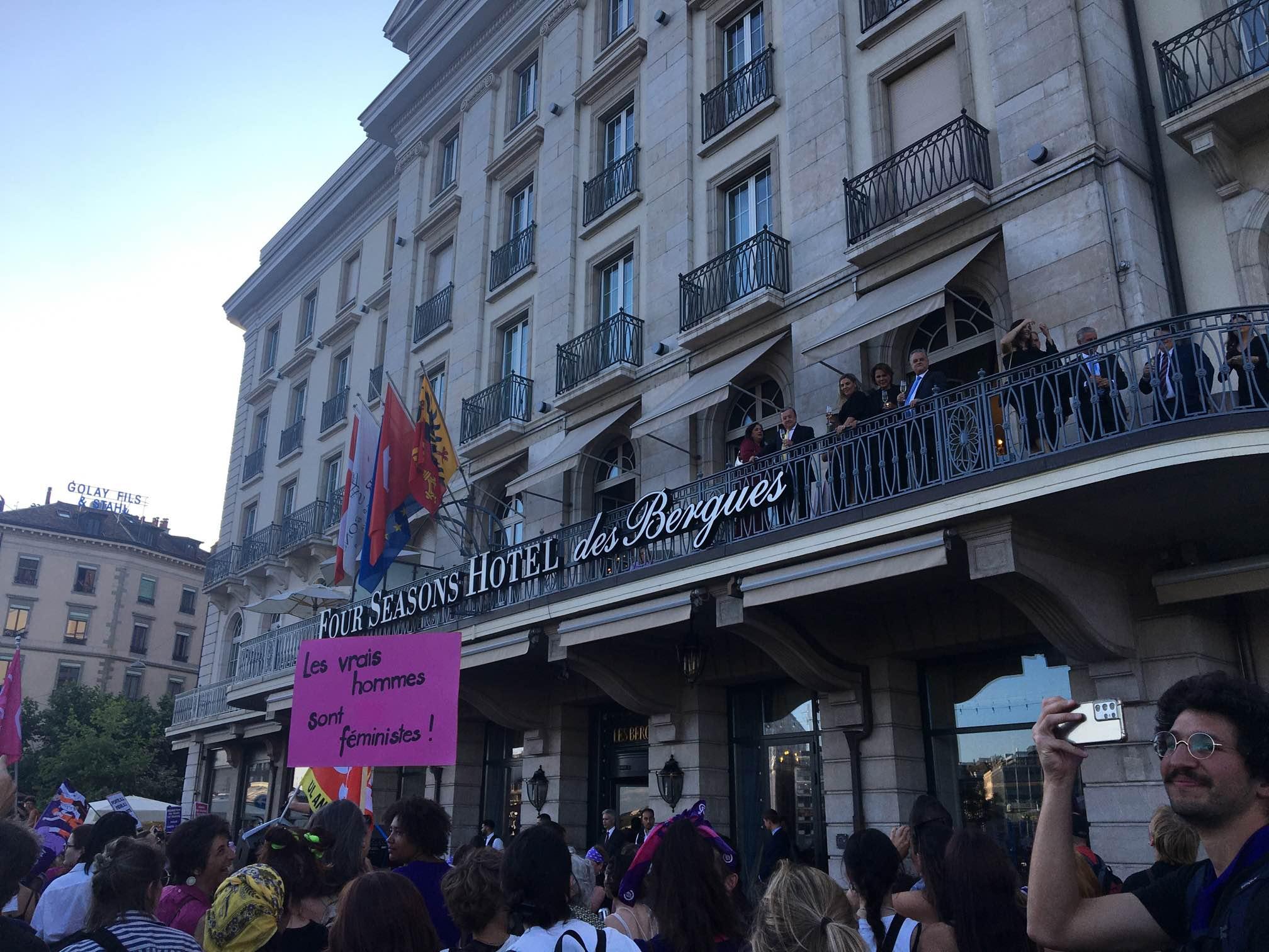 La population genevoise est descendue dans la rue à l'occasion de la Grève féministe du 14 juin. [RTS - Stéphanie Jaquet]