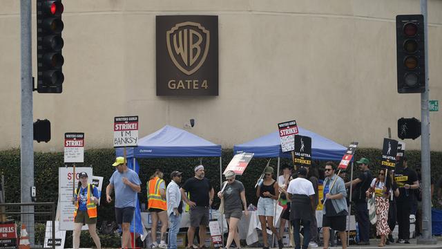 Les scénaristes et acteurs ont protesté devant les bureaux des grandes maisons de divertissement telles que Warner Bros Discovery. [AP photo /Keystone - Damian Dovarganes]