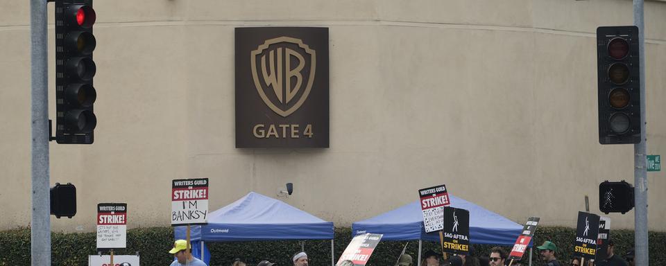 Les scénaristes et acteurs ont protesté devant les bureaux des grandes maisons de divertissement telles que Warner Bros Discovery. [AP photo /Keystone - Damian Dovarganes]