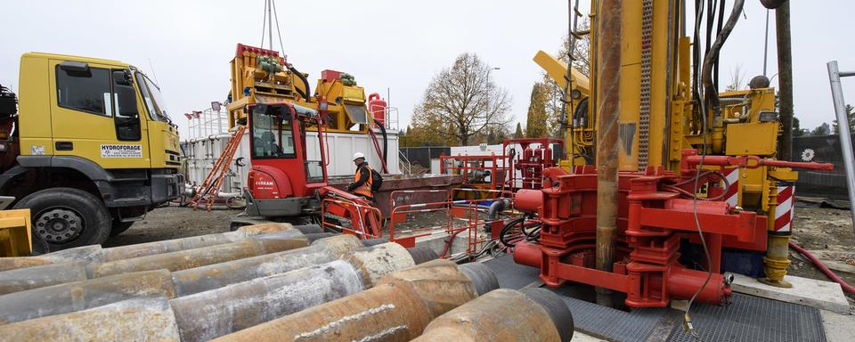 Vue du chantier et de la foreuse photographiée, lors de la visite de terrain pour le démarrage du premier forage expiratoire dans le cadre du programme Géothermie 2020 à Satigny (GE). [Keystone - Martial Trezzini]