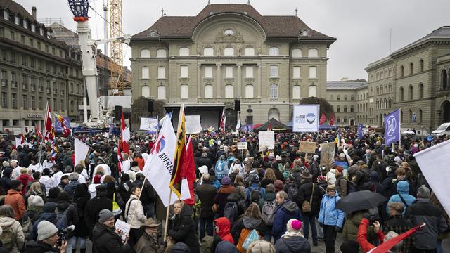 La manifestation a réuni entre 2000 et 3000 personnes sur la Place fédérale, 11.03.2023. [Keystone - Anthony Anex]