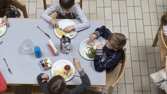 Les parents démunis face à un accueil parascolaire toujours plus sous pression. [Keystone - Gaetan Bally]