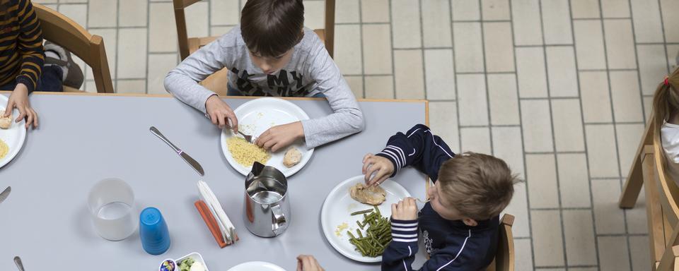 Les parents démunis face à un accueil parascolaire toujours plus sous pression. [Keystone - Gaetan Bally]