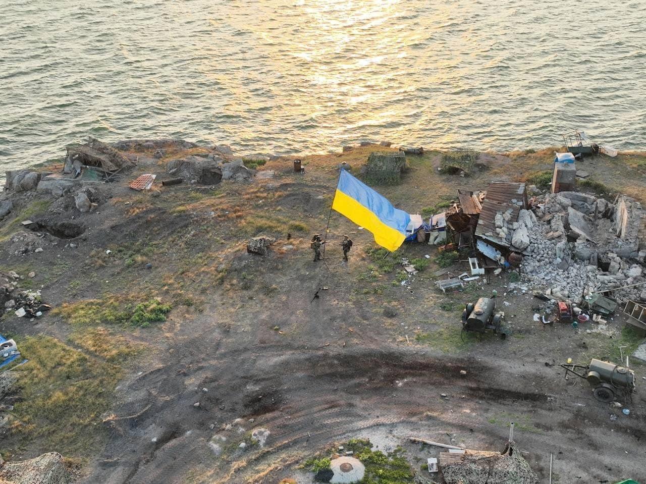 Un drapeau ukrainien installé sur l'île des Serpents, en juillet 2022. [Reuters - Press service of the Ukrainian Armed Forces/Handout]