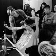 Une bénévole coupe les cheveux des enfants qui vivent au Centre fédéral d’Accueil. [DR - www.aravoh.ch]