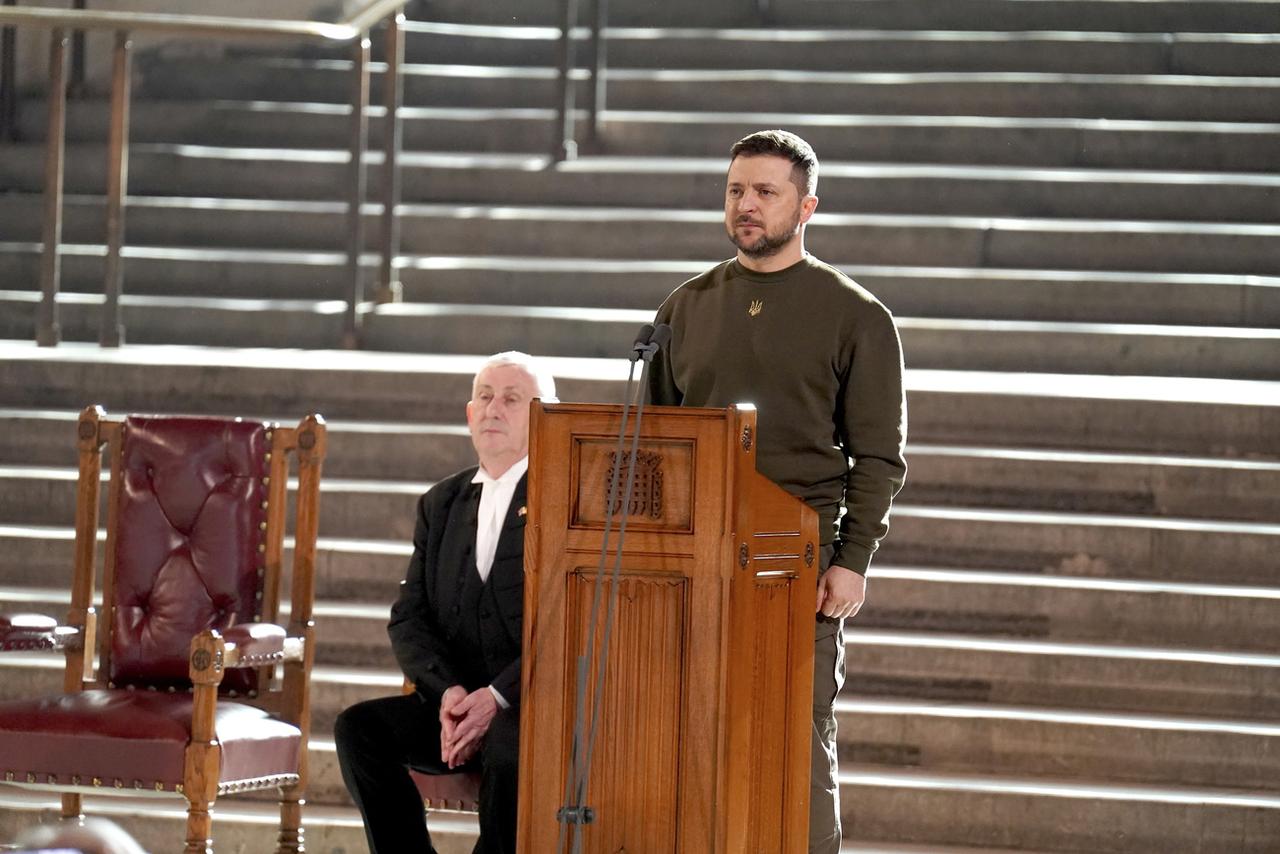 Le chef de l'Etat ukrainien été mercredi ovationné par les parlementaires du haut des marches de Westminster Hall. [AFP - STEFAN ROUSSEAU]