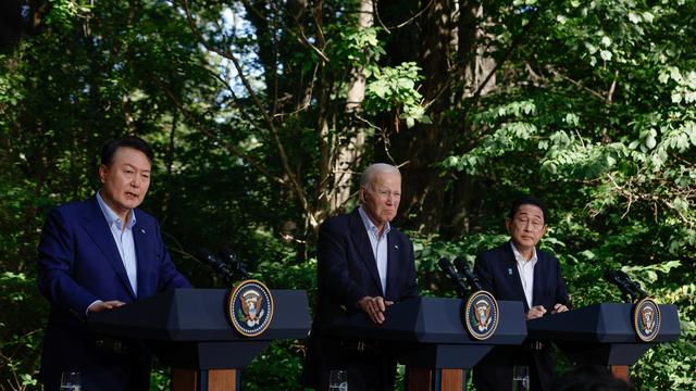 Joe Biden aux côtés du Premier ministre japonais Fumio Kishida et du président sud-coréen Yoon Suk Yeol. [Reuters - Evelyn Hockstein]