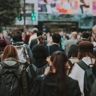 Une foule de gens en ville. [Depositphotos - Oneinchpunch]