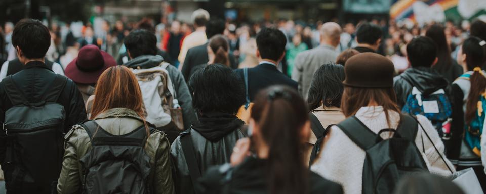 Une foule de gens en ville. [Depositphotos - Oneinchpunch]