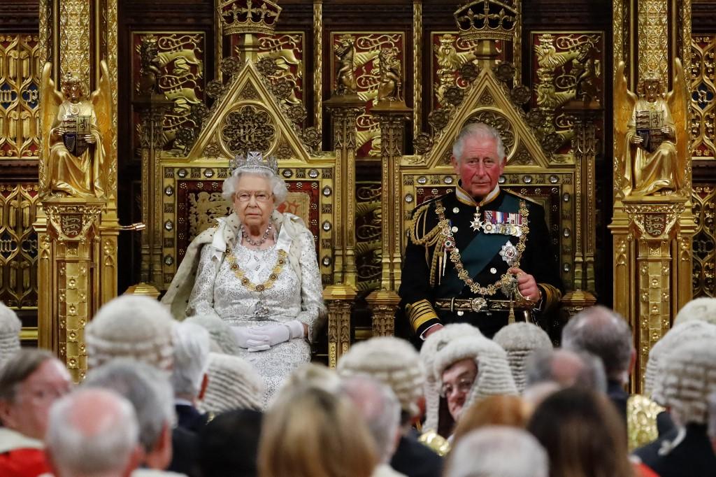 Elizabeth II accompagnée de son fils Charles lors du discours du trône au Parlement, le 14 octobre 2019. [AFP - TOLGA AKMEN]