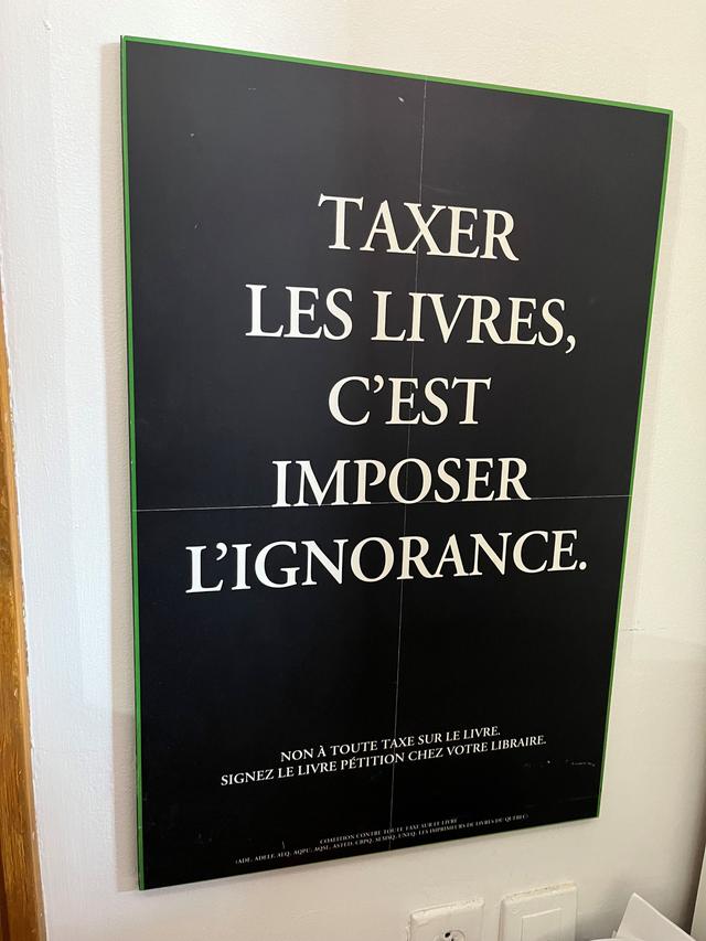 Affiche dans une librairie de Montréal. [RTS - Nicolas Julliard]