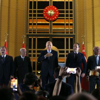 Le président turc salue ses partisans après avoir été réélu pour la deuxième fois. [Keystone - EPA/NECATI SAVAS]
