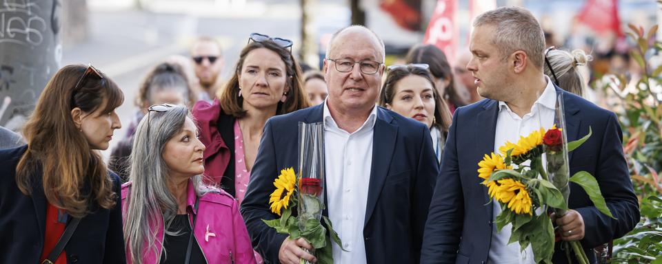 Pierre-Yves Maillard (au centre) a réussi l'exploit de passer au premier tour de l'élection au Conseil des Etats dans le canton de Vaud. [Keystone - Valentin Flauraud]