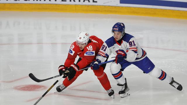 Julien Rod (en rouge) et la Suisse ont vécu un match difficile face aux Etats-Unis. [Imago - Adam Ihse]