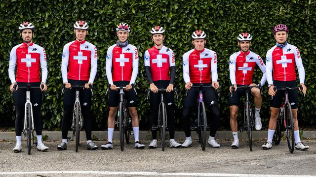 Les cylistes de l'équipe avant le départ de la 76eme édition du Tour de Romandie le lundi 24 avril 2023 a Chavannes-de-Bogis. [Keystone - Jean-Christophe Bott]