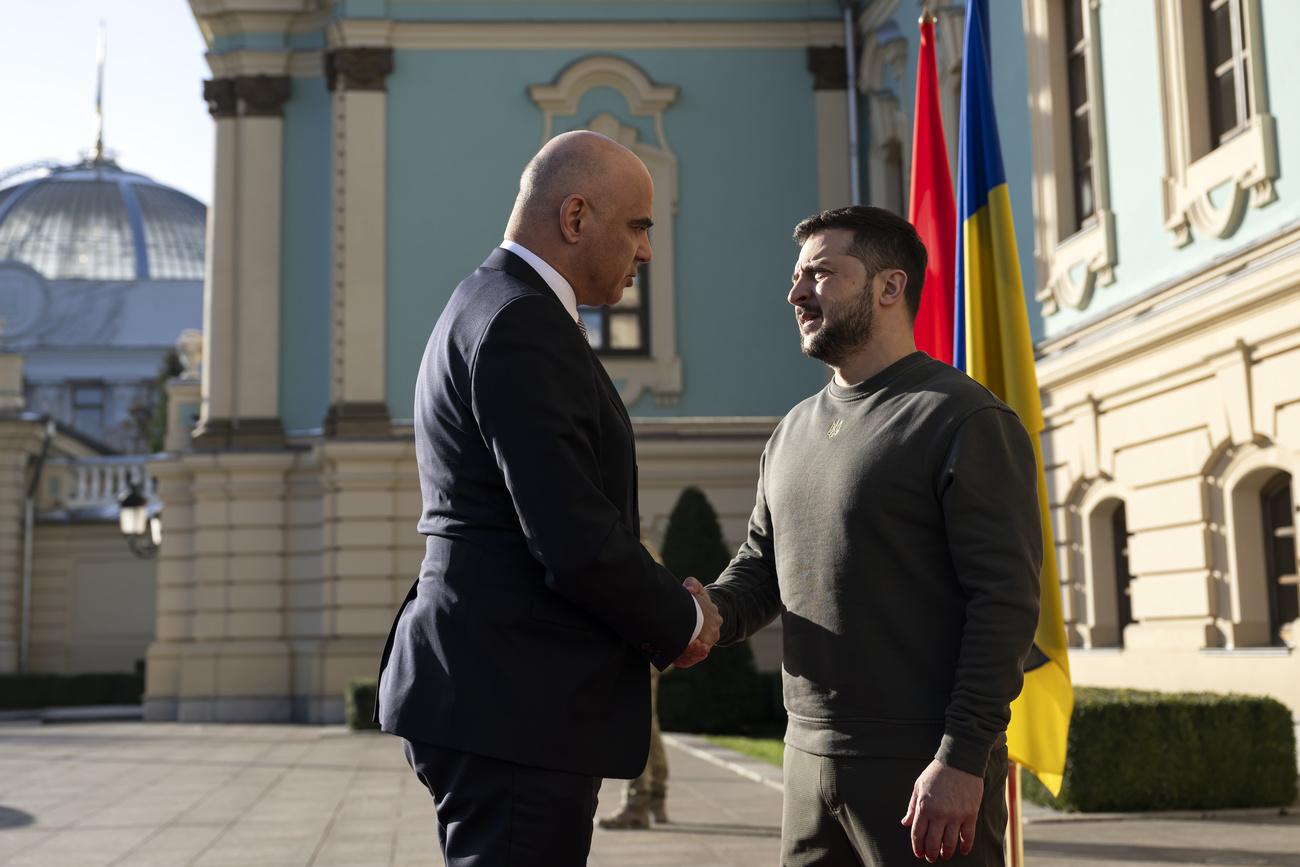 Le président de la Confédération Alain Berset et président ukrainien Volodymyr Zelensky, à Kiev, le 25 novembre 2023. [KEYSTONE - ANTHONY ANEX]