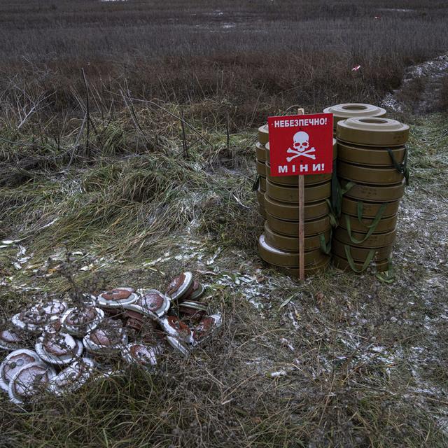 Des mines dans un champ près de la ville de Kherson, en Ukraine (image d'illustration). [AP/Keystone - Evgeniy Maloletka]