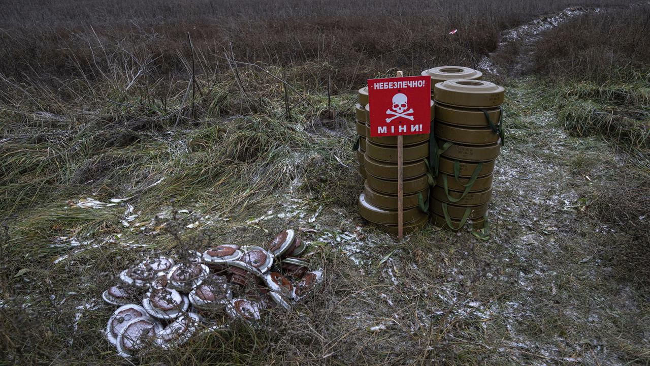 Des mines dans un champ près de la ville de Kherson, en Ukraine (image d'illustration). [AP/Keystone - Evgeniy Maloletka]