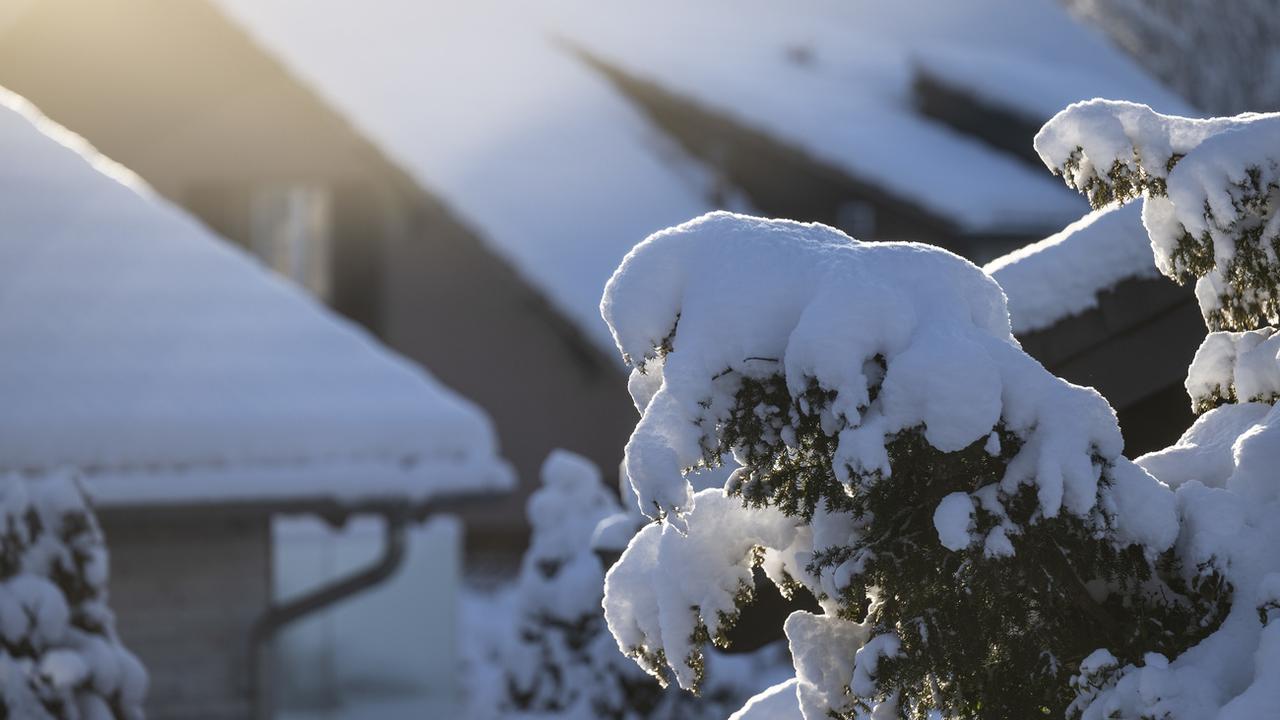 Chutes de neige intensives dans les Alpes ce dimanche, risque élevé d'avalanches. [Keystone - Peter Schneider]