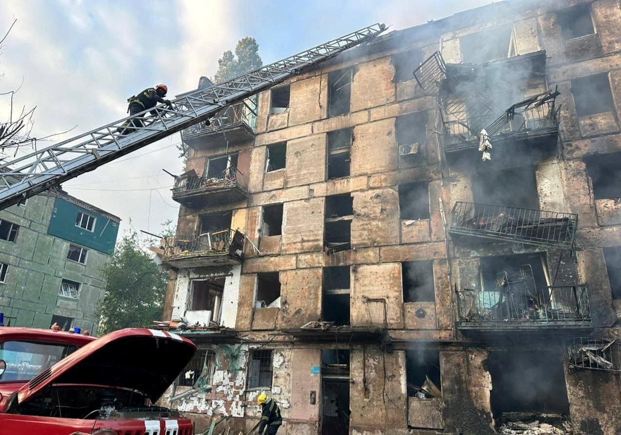 Une vue de l'immeuble lourdement endommagé à Kryvyi Rih. [Reuters - Governor of Dnipropetrovsk Regional Military-Civil Administration Serhii Lysak via Telegram/Handout]