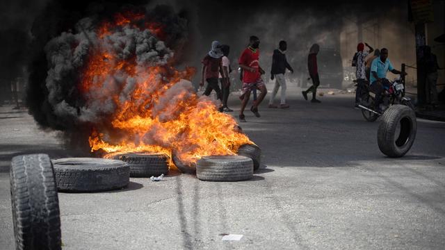 Les violences des gangs en Haïti ont fait plus de 2400 morts depuis le début de l'année. [Keystone - EPA/Johnson Sabin]