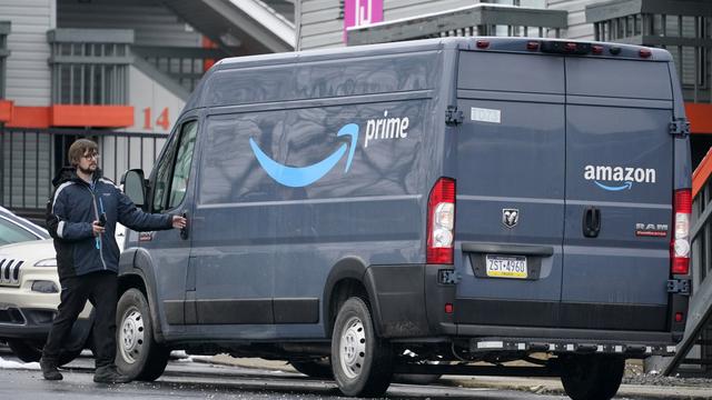 Un chauffeur d'Amazon Prime effectue une livraison à Pittsburgh (nord-est des Etats-Unis), le lundi 23 janvier 2023. [Keystone - AP Photo/Gene J. Puskar]