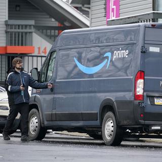 Un chauffeur d'Amazon Prime effectue une livraison à Pittsburgh (nord-est des Etats-Unis), le lundi 23 janvier 2023. [Keystone - AP Photo/Gene J. Puskar]