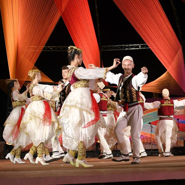 Fondé en 1968, le festival folklorique de Gjirokastër s'est imposé comme le principal évènement de la culture albanaise. [RTS - ©Louis Seiller]