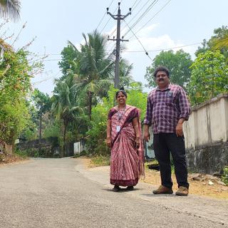 Dinaj Madhavan Lalitha et Vinala Devi, deux ingénieurs municipaux, sur l’une des premières routes construites avec du plastique près de Trivandrum, au Kérala, en 2018. Et elle est toujours en bon état, malgré les pluies et chaleurs intenses dans cette région tropicale. [Sébastien Farcis - RTS]