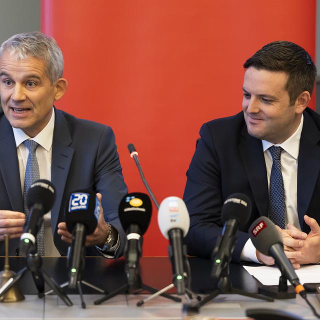 Beat Jans et Jon Pult en conférence de presse, après leur nomination sur le ticket du PS pour succéder à Alain Berset. [Keystone - Peter Klaunzer]