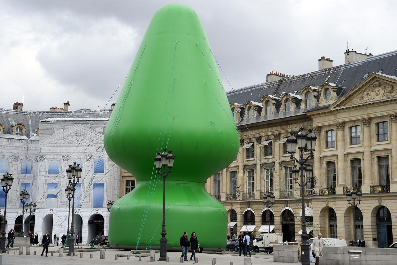 Le sapin de l'artiste américain Paul McCarthy installé sur la place Vendôme, à Paris, le 15 octobre 2014 dans le cadre de la FIAC. [AFP - BERTRAND GUAY]