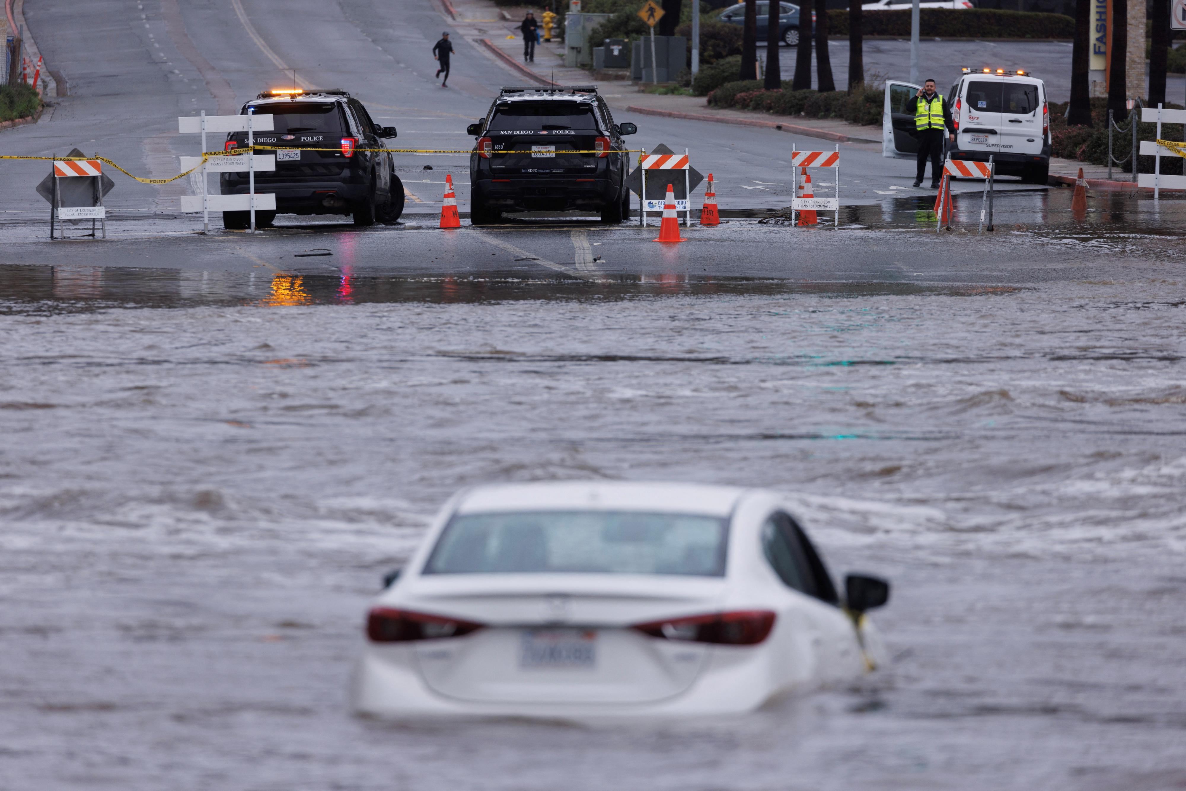 Les fortes pluies ont provoqué des inondations en Californie, comme ici sur la San Diego River, le 16 janvier 2023. [REUTERS - Mike Blake]