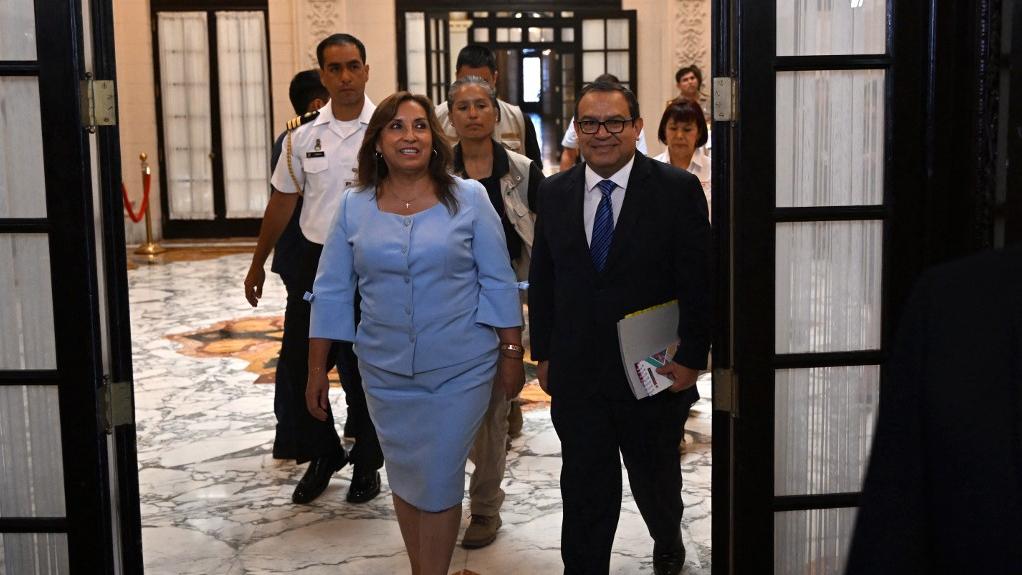 La présidente du Pérou Dina Boluarte et son Premier ministre Alberto Otarola. (image d'illustration) [afp - Ernesto Benavides]