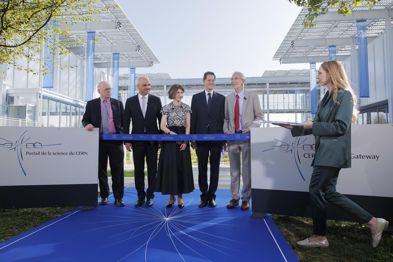 De gauche à droite: Eliezer Rabinovici, Alain Berset, Fabiola Gianotti, John Elkann et l'architecte Renzo Piano, lors de la découpe du ruban d'inauguration. [Keystone - Salvatore Di Nolfi]