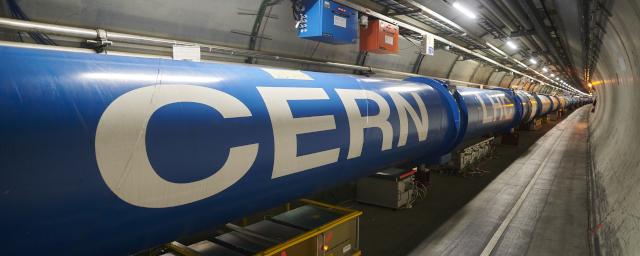 Chaîne d'aimants dipolaires du LHC à l'intérieur du tunnel. [©2021 CERN - Hertzog, Samuel Joseph: CERN]