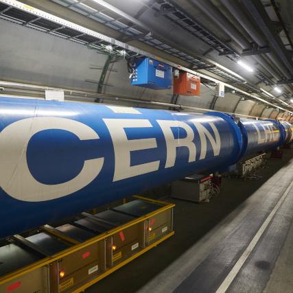 Chaîne d'aimants dipolaires du LHC à l'intérieur du tunnel. [©2021 CERN - Hertzog, Samuel Joseph: CERN]