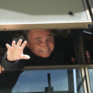 Jair Bolsonaro salue ses supporters depuis le siège du Parti libéral à Brasilia, 30.03.2023. [AP/Keystone - Eraldo Peres]