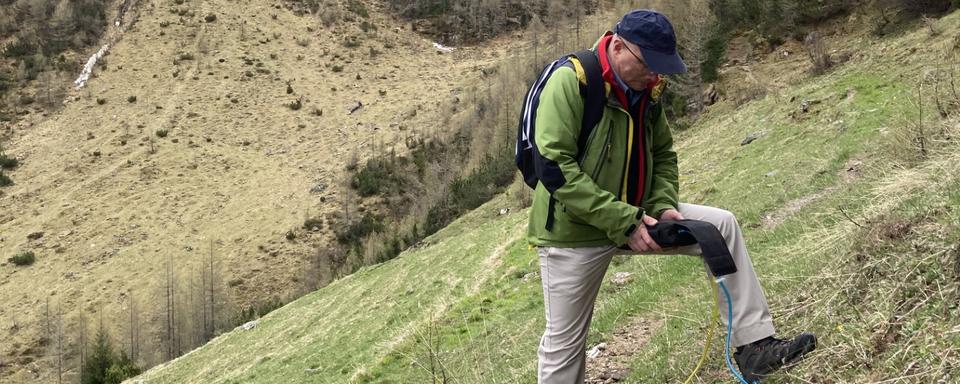 Eric Gaucher, chercheur de l'Université de Berne, sonde le sol à la recherche d'hydrogène natif. [RTS]