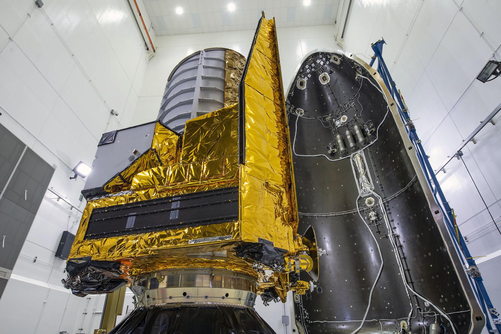 Le 27 juin, ce dernier aperçu du télescope spatial Euclid de l'ESA a été pris juste avant qu'il ne soit encapsulé dans une coiffe Falcon 9 de SpaceX: le nez de la fusée a été installé au-dessus de l'engin spatial. [SpaceX - ESA]