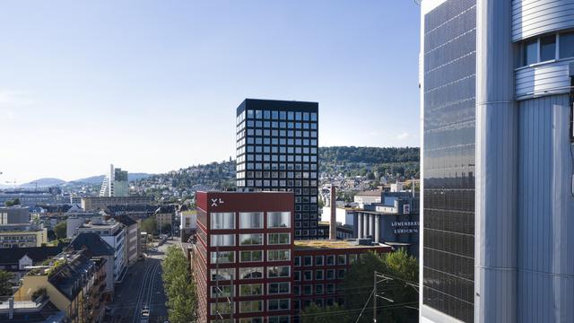 L'établissement cantonal d'assurance de Zurich ne veut plus de panneaux solaires sur les façades des grands bâtiments. [Keystone - Gaetan Bally]