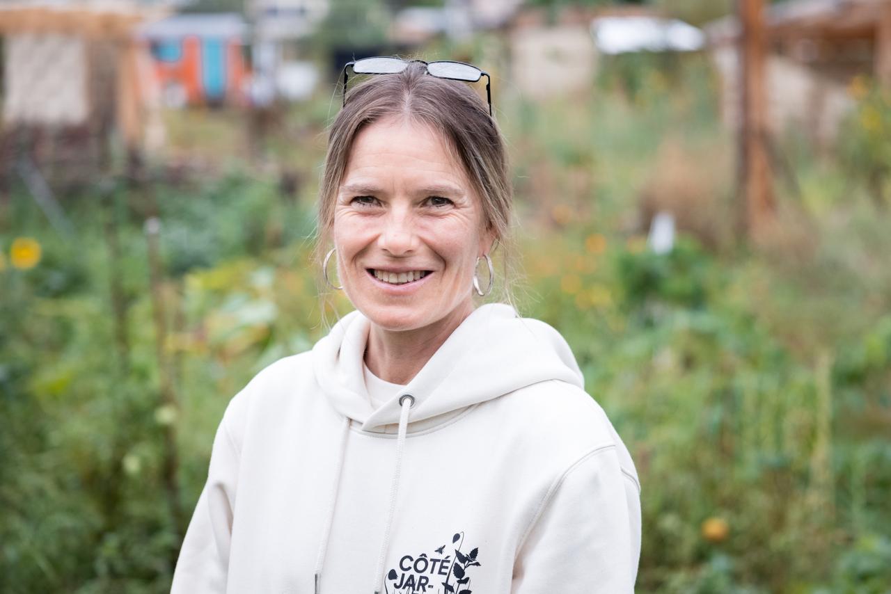 Nicole Corpataux est notre attachée de production. Chaque semaine, c’est elle qui réceptionne vos messages et les transmet aux jardiniers. C’est encore elle qui vous écrit en signant discrètement : Côté jardin. [Guillaume Perret]