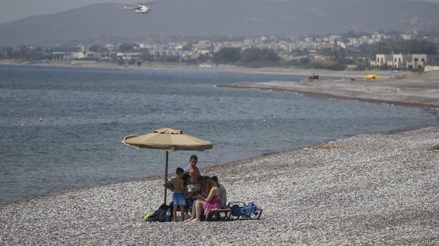 Les touristes affectés par les incendies à Rhodes pourront y retourner gratuitement. [Keystone - Petros Giannakouris]